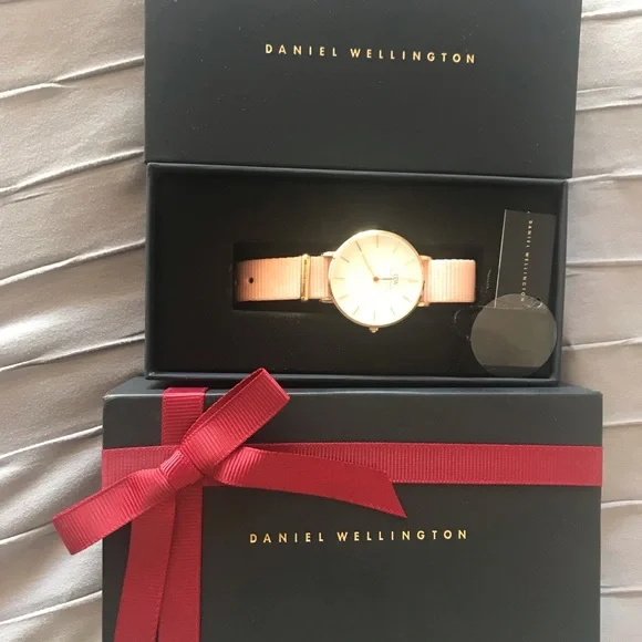 Daniel Wellington Rose Gold and White Watch 28mm - Picture 4 of 6
